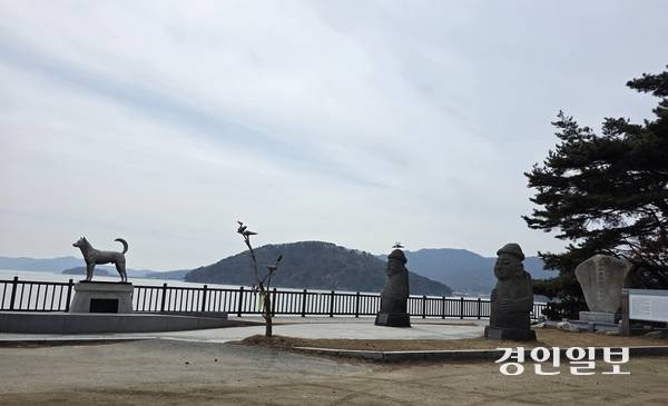강화에서 떠난 삼별초군을 기리는 삼별초군호국항몽유허비 앞에는 진도를 대표하는 진돗개상과 제주도를 상징하는 돌하르방이 함께 세워져 있어 독특한 공간미를 연출한다. 2026. 2. 26 /정진오기자 schild@kyeongin.com