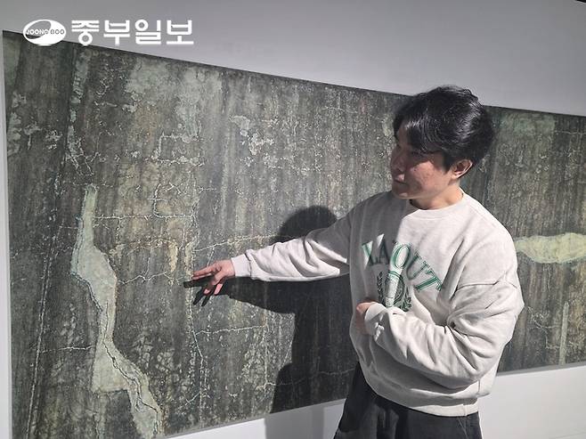 이만나 작가가 평범한 일상의 풍경과 사물을 작품으로 옮기는 과정을 설명하고 있다. 이준도기자