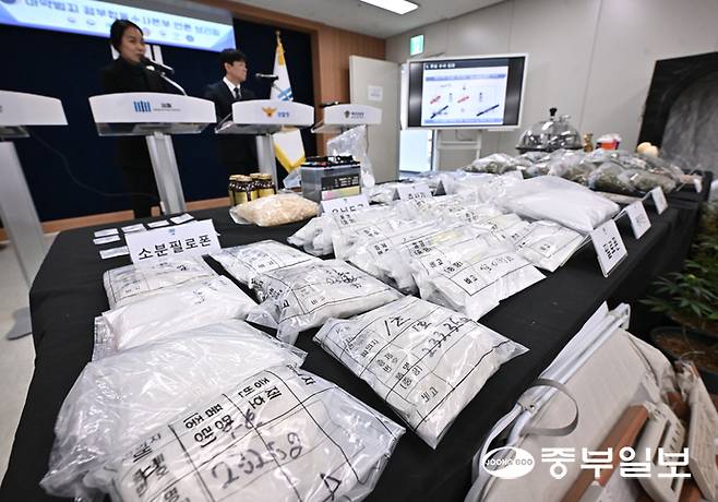 4일 오전 수원시 영통구 수원지방검찰청에서 마약범죄 정부합동수사본부(본부장 김봉현)가 출범 100일 성과 공개 브리핑을 하고 있다. 김경민기자