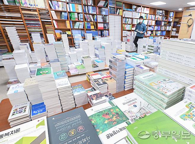 최근 대학 내 서점이 학생들의 전자책 선호도 증가, 전공책의 전자문서화 등의 요인으로 수입이 급감해 문을 닫는 곳이 늘어나고 있는 가운데 4일 오후 수원시 한 대학교 교내 서점이 한산한 모습을 보이고 있다. 임채운기자