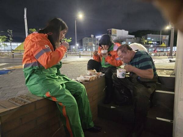 남양주시 오남읍 주택침수 양수작업 중 야식으로 컵라면을 섭취하고 있는 남양주시자율방재단 회원들 .
