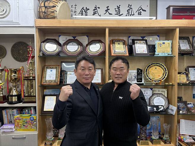 박상환 대전시합기도협회 회장(왼쪽)이 길원호 부회장과 함께 대전 서구 갈마동 소재 한 체육관에서 포즈를 취하고 있다.(사진=심효준 기자)