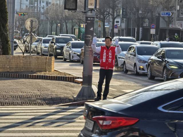 4일 오전 충주시 법원사거리에서 출근길 시민들에게 인사를 건네며 거리 유세를 펼치고 있다.사진=김의상 기자