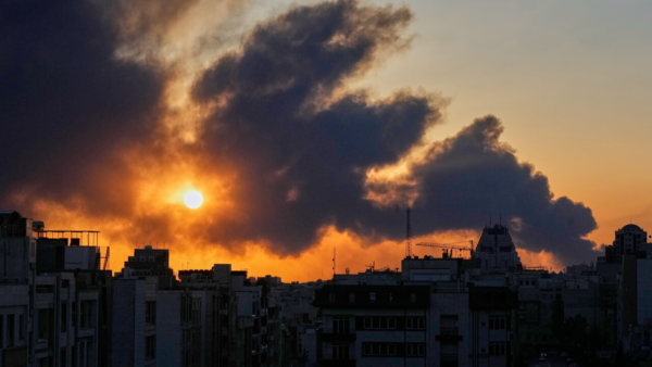 공습으로 연기 피어오르는 테헤란 시내. 연합뉴스