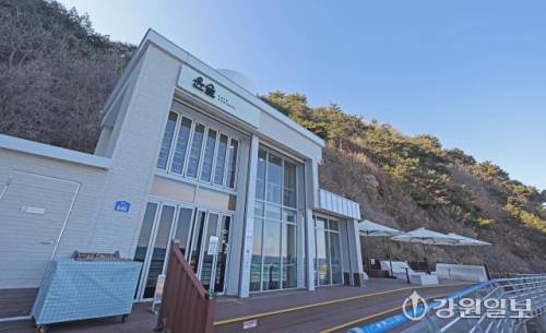 강릉 정동진에서 시작하는 바다부채길은 국내에서 유일하게 해안 단구를 따라 조성된 도보 여행 길이다. 발밑으로 초록빛 수면과 하얀 파도를 내려다보며 걷다 보면 부채길 중간에 카페