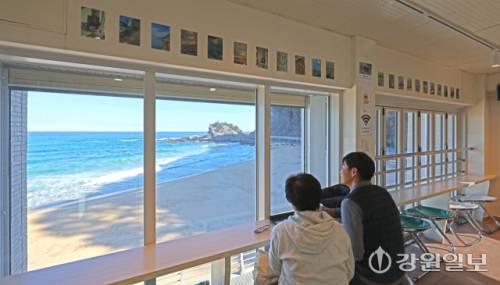 강릉 정동진에서 시작하는 바다부채길은 국내에서 유일하게 해안 단구를 따라 조성된 도보 여행 길이다. 발밑으로 초록빛 수면과 하얀 파도를 내려다보며 걷다 보면 부채길 중간에 카페