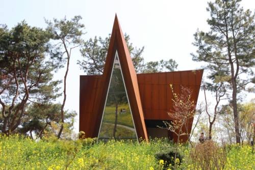 김준영 전주대 건축학과 교수가 설계한 작은 예배당 ‘숲속 초막 셋’ 전경. /전주 건축사협회 제공