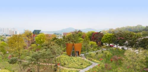 전주대학교 교정의 언덕에 초맛 셋이 설치돼 있다. /전주 건축사협회 제공