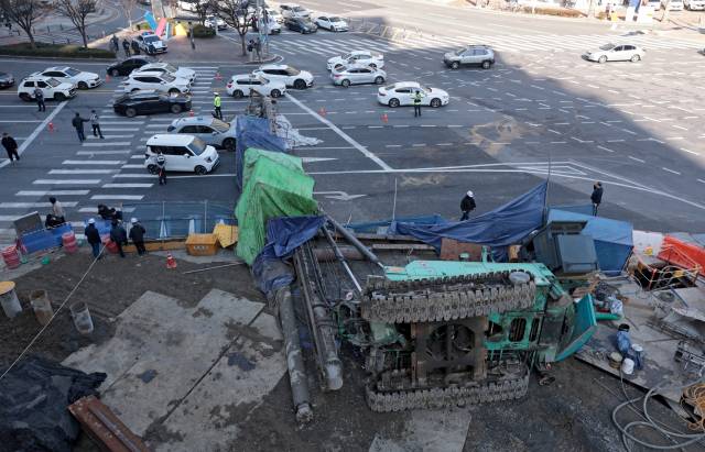 4일 오전 9시 6분쯤 대구 수성구 만촌네거리 공사 현장에서 천공기가 쓰러지는 사고가 발생했다. 천공기가 쓰러지면서 지나가던 택시를 덮쳐 택시 운전자와 탑승객 1명, 천공기 기사 등 3명이 부상을 입었고, 이 중 2명은 병원으로 이송됐다. 경찰과 소방 당국은 정확한 경위를 조사 중이다. 김영진 기자 kyjmaeil@imaeil.com