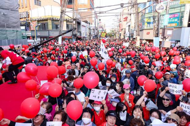 6·3 지방선거가 다가오면서 경북의 기초단체장 선거 바람도 덩달아 거세지고 있다. 포항은 후보군이 10여명이 넘어 치열한 공천경쟁이 예상된다. 사진은 지난 대선 때 포항유세 장면. 경북도민일보 DB