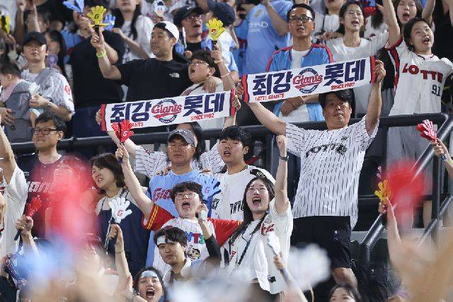 지난해 부산 사직야구장을 가득 메운 팬들이 응원하는 모습. 롯데 자이언츠 제공