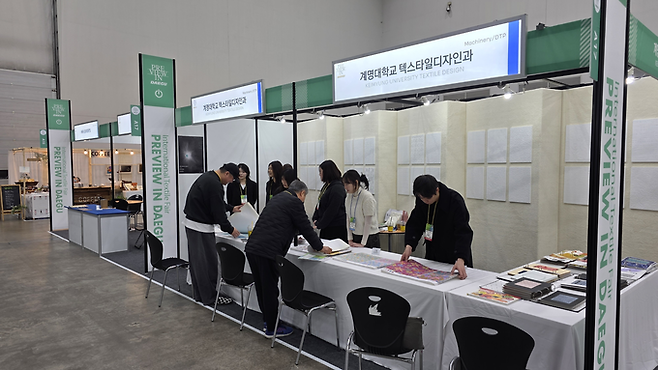 ▲ 대구국제섬유박람회에 참여한 바이어들이 업체 부스를 방문해 제품에 대한 설명을 듣고 있다. . 김산호 기자