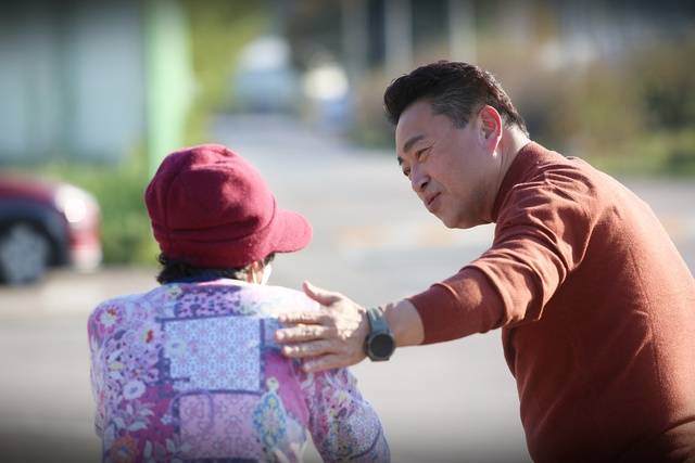 조주홍 영거군수 출마에정자가 돌봄서비스를 위해 노인과 대화를 나누고 있다 사진제공 조주홍사무실