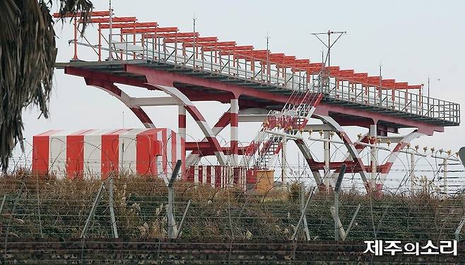 제주국제공항 동쪽 07 활주로 끝단에 설치된 H빔과 로컬라이저 안테나. ⓒ제주의소리