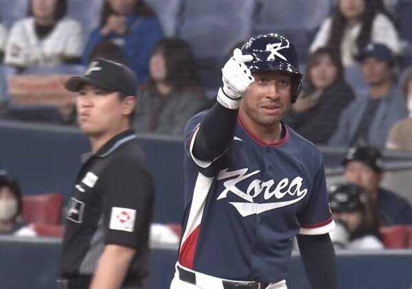 존스의 손하트와 류지현 감독의 대형 하트(사진=티빙 중계방송 화면)