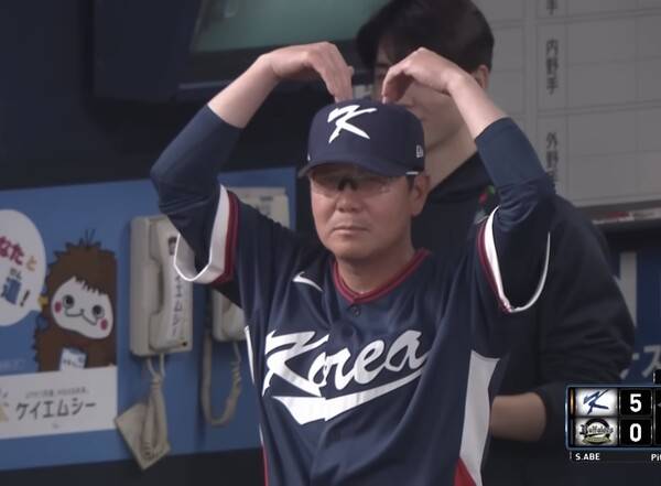 존스의 손하트와 류지현 감독의 대형 하트(사진=티빙 중계방송 화면)