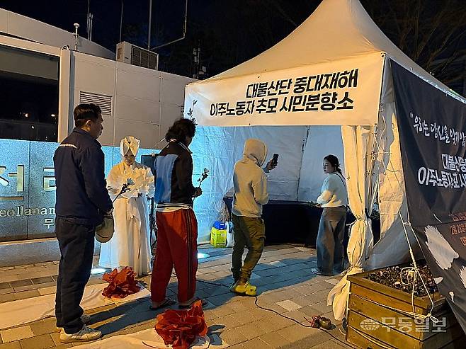 지난 3일 오후 7시 전남도청 앞에서 ‘전남 대불산단 중대재해 이주노동자 추모문화제’가 열렸다. 전남이주노동자인권네트워크 제공