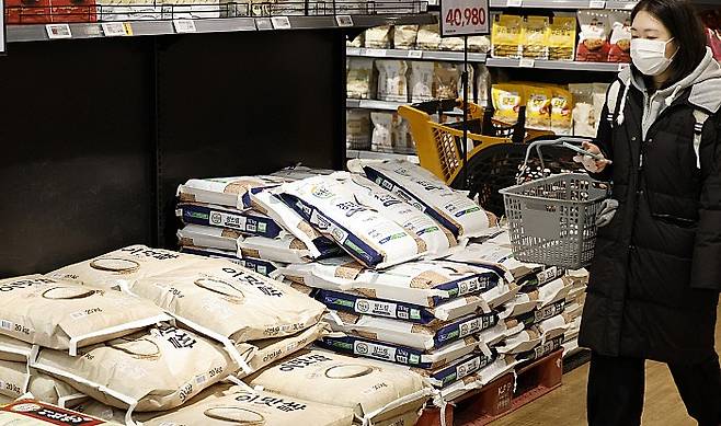 한 대형마트에서 시민들이 쌀을 살펴보고 있다. 뉴시스