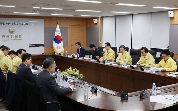 이억원 금융위원장이 지난 3일 오전 서울 종로구 정부서울청사에서 재정경제부, 한국은행, 금융감독원, 산업은행, 기업은행, 신용보증기금, 한국거래소, 국제금융센터 등과 함께 개최한 중동상황 관련 관계기관 합동 ｢금융시장 상황점검회의｣에서 최근 중동 지역 내 지정학적 불확실성 확대에 따른 경제 및 금융시장 영향을 점검하고, 중동지역 수출 취약 중소·중견기업 지원방안 등 향후 대응방안을 논의했다.[출처= 금융위원회]
