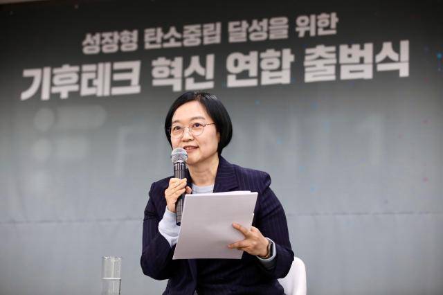 한성숙 중소벤처기업부 장관이 4일 서울 마포구 프론트원에서 열린 '기후테크 혁신 연합 출범식'에서 정책토론회를 진행하고 있다. [사진=중소벤처기업부]