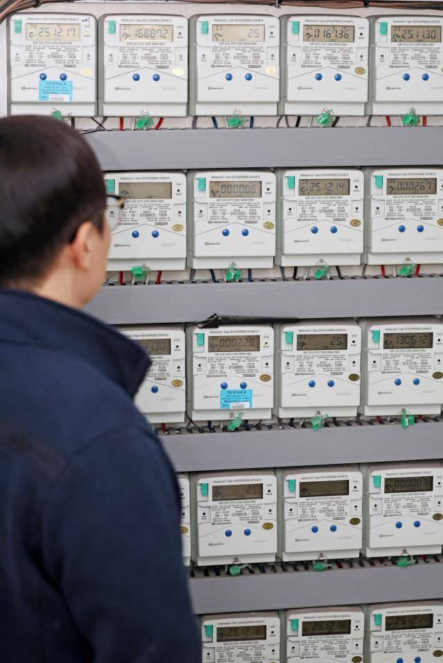 서울 시내 한 오피스텔에 설치된 전기계량기. [사진=연합뉴스]