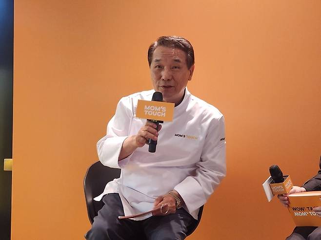 3일 서울 중구 맘스터치 R&D 센터에서 열린 미디어 시식회에서 후덕죽 셰프가 발언하고 있다. /사진=이안기 기자