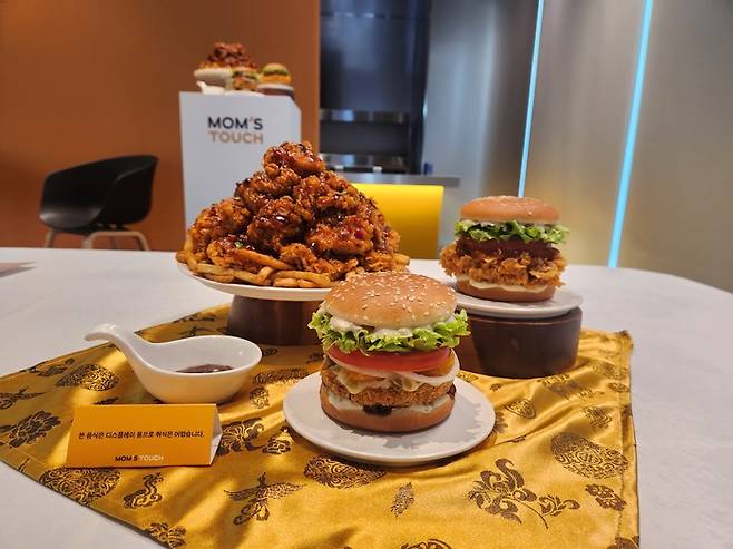 신메뉴 후덕죽 싸이버거, 후덕죽 통새우버거, 후덕죽 빅싸이순살. /사진=이안기 기자