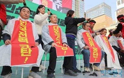 사회적 대화를 위한 전국 시민 결의 삭발식이 진행되고 있다. 사진=박정훈 기자