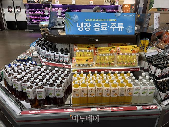 3·1절 연휴가 시작된 지난달 28일 홈플러스 자체 상표(PB) 상품으로 채워진 매대(황민주 기자 minchu@)