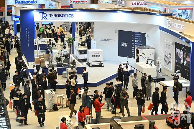 2026 스마트공장·자동화산업전((AW 2026)이 4일 서울 강남구 코엑스 전관에서 열린 가운데 방문객들이 다양한 부스를 둘러보고 있다. 이번 행사는 아시아 최대 제조 AX(AI 전환) 전시회로 오는 6일까지 열린다./ 이호형 기자 leemario@sporbiz.co.kr 2026.03.04