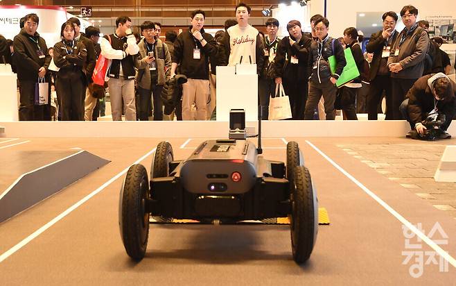 2026 스마트공장·자동화산업전((AW 2026)이 4일 서울 강남구 코엑스 전관에서 열린 가운데 방문객들이 현대자동차그룹 부스서 로보틱스랩의 모베드(MobED) 시연을 보고 있다. 이번 행사는 아시아 최대 제조 AX(AI 전환) 전시회로 오는 6일까지 열린다./ 이호형 기자 leemario@sporbiz.co.kr 2026.03.04