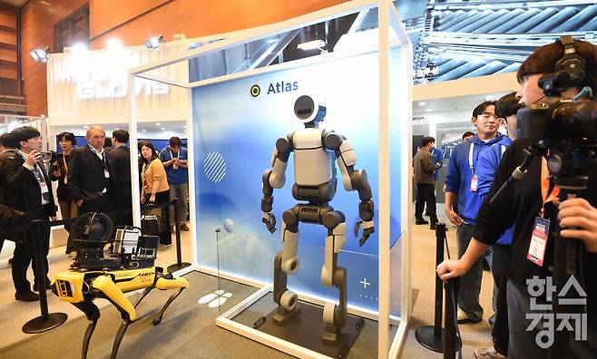 2026 스마트공장·자동화산업전((AW 2026)이 4일 서울 강남구 코엑스 전관에서 열린 가운데 방문객들이 현대자동차그룹 부스서 보스턴다이내믹의 휴머노이드 로봇 '아틀라스' 를 살펴보고 있다. 이번 행사는 아시아 최대 제조 AX(AI 전환) 전시회로 오는 6일까지 열린다./ 이호형 기자 leemario@sporbiz.co.kr 2026.03.04