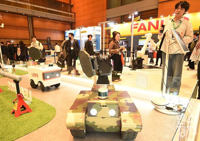 2026 스마트공장·자동화산업전((AW 2026)이 4일 서울 강남구 코엑스 전관에서 열린 가운데 방문객들이 LOAS 부스서 산업자율 로봇 시연을 지켜보고 있다. 이번 행사는 아시아 최대 제조 AX(AI 전환) 전시회로 오는 6일까지 열린다./ 이호형 기자 leemario@sporbiz.co.kr 2026.03.04