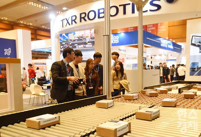 2026 스마트공장·자동화산업전((AW 2026)이 4일 서울 강남구 코엑스 전관에서 열린 가운데 방문객들이 TXR 로보틱스 부스서 물류 로봇 시연을 지켜보고 있다. 이번 행사는 아시아 최대 제조 AX(AI 전환) 전시회로 오는 6일까지 열린다./ 이호형 기자 leemario@sporbiz.co.kr 2026.03.04