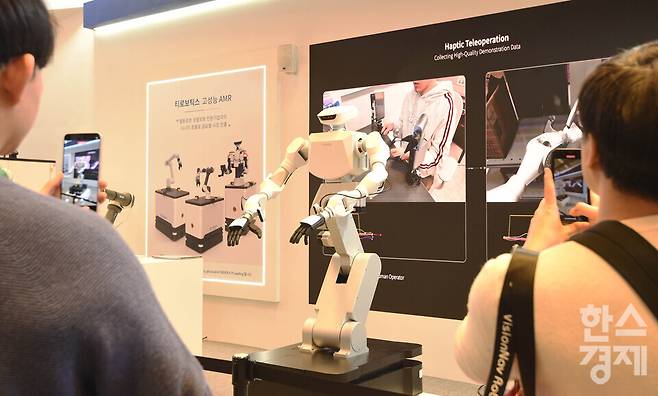 2026 스마트공장·자동화산업전((AW 2026)이 4일 서울 강남구 코엑스 전관에서 열린 가운데 방문객들이 T-로보틱스 부스서 고성능 AMR 로봇 시연을 지켜보고 있다. 이번 행사는 아시아 최대 제조 AX(AI 전환) 전시회로 오는 6일까지 열린다./ 이호형 기자 leemario@sporbiz.co.kr 2026.03.04