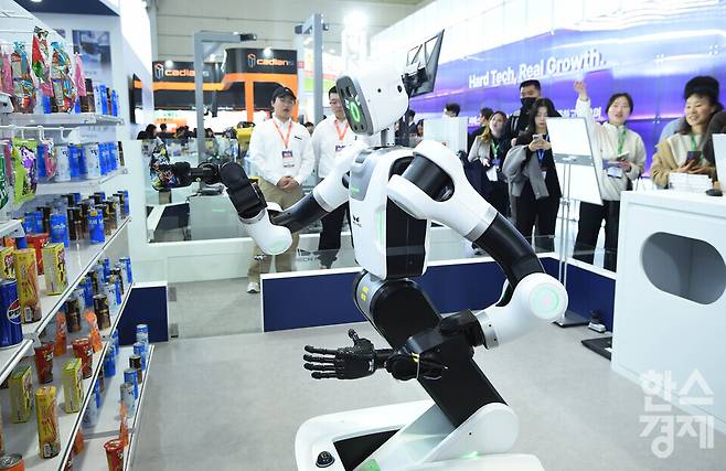 2026 스마트공장·자동화산업전((AW 2026)이 4일 서울 강남구 코엑스 전관에서 열린 가운데 MECH MIND 로보틱스 부스의 체화 지능 로봇이 주문 상품을 나르고 있다. 이번 행사는 아시아 최대 제조 AX(AI 전환) 전시회로 오는 6일까지 열린다./ 이호형 기자 leemario@sporbiz.co.kr 2026.03.04