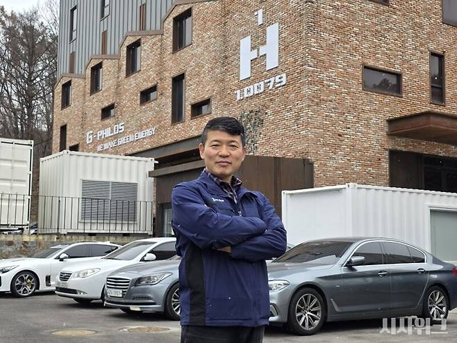 '수소에너지'는 가장 이상적인 재생에너지원으로 꼽힌다. 하지만 비싼 생산 비용, 기술적 상용화의 어려움 때문에 국내 수소산업 발전은 멈췄다. 이 같은 상황에서 위기를 타파하기 위한 국내 대표 수전해 수소기업인&nbsp;'지필로스'의 행보에 시선이 쏠리고 있다. 사진은 지필로스 박가우 대표,/ 사진=박설민 기자
