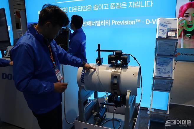 ㈜두산 디지털이노베이션BU 관계자가 4일 서울 코엑스에서 개최된 'AW 2026'에서 참관객에게 DX 시스템을 설명하고 있다.&nbsp;ⓒ투데이신문