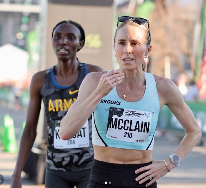 미국 하프마라톤 대회에서 안내 차량의 실수로 잘못된 코스를 달려 우승을 놓친 제스 매클레인(오른쪽)이 안타까워하고 있다. 사진=제스 매클레인 SNS