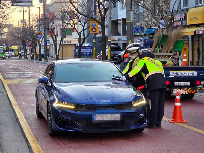 서울 수서경찰서 소속 교통경찰관들이 4일 오전 서울 강남구 일원동 영희초등학교 앞에서 음주운전 단속을 하고 있다. 음주 측정 결과 운전자 우모(46)씨의 혈중 알코올 농도는 면허 취소 수준에 해당하는 0.035%였다.(사진=김현재 기자)