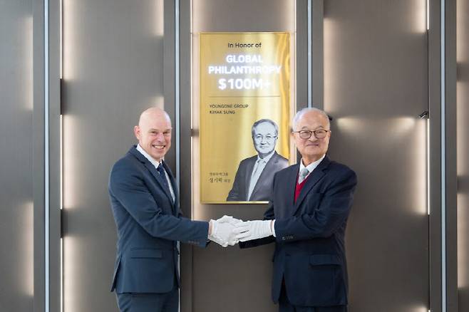 3일 월드비전 서울 여의도 본부에서 영원무역그룹 성기학 회장(우)과 월드비전 앤드류 몰리(Andrew Morley) 국제총재(좌)가 글로벌 필란트로피월 제막식을 하고 있다. (사진=영원무역그룹)
