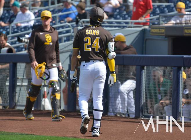 (송성문이 3일 열린 스프링캠프 첫 타석에서 삼진을 당한 뒤 더그아웃 쪽으로 걸어가고 있다)