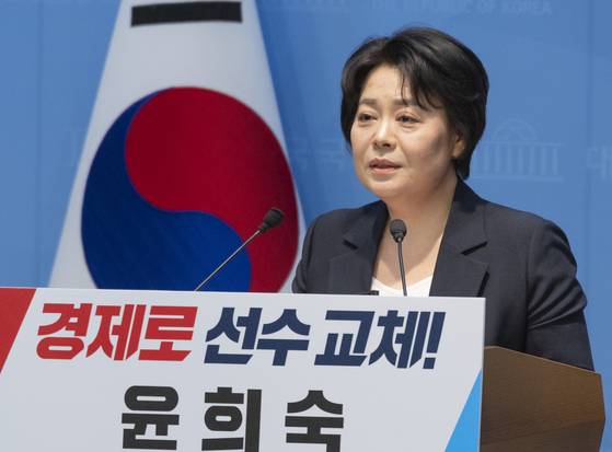 국민의힘 윤희숙 전 혁신위원장이 4일 국회 소통관에서 서울시장 후보 출마 기자회견을 하고 있다. 〈사진=연합뉴스〉