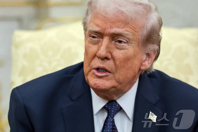 도널드 트럼프 미국 대통령이 3일(현지시간) 워싱턴DC 백악관에서 프리드리히 메르츠 독일 총리와의 회담에 앞서 이란과의 전쟁 진행 상황에 대해 밝히고 있다.2026.03.03. ⓒ 로이터=뉴스1