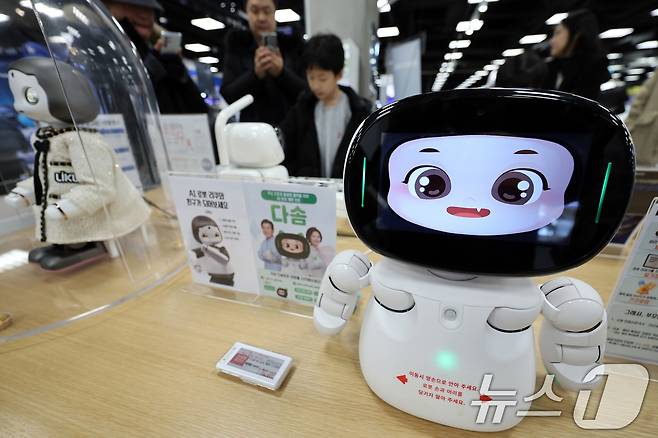 1일 서울 영등포구 이마트 일렉트로마트 영등포점에 로봇이 진열돼 있다. 이마트 일렉트로마트 영등포점은 국내 최초로 휴머노이드 로봇을 포함한 개인용 로봇 상품 14종을 판매한다. 2026.2.1 ⓒ 뉴스1 황기선 기자