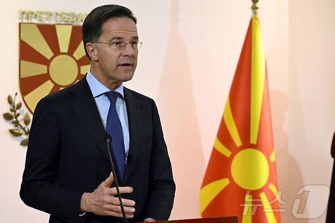 3일(현지시간) 마르크 뤼터 북대서양조약기구(NATO·나토) 사무총장이 북마케도니아 수도 스코페의 대통령실에서 고르다나 실랴노프스카다프코바 북마케도니아 대통령과 공동 기자회견을 갖고 있다. 2026.03.03 ⓒ AFP=뉴스1