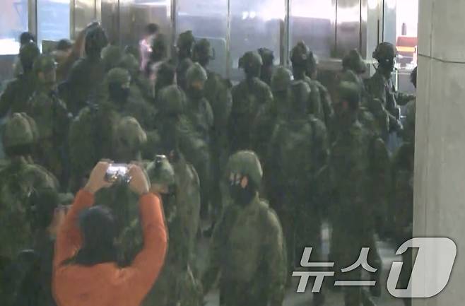 2024년 12월 4일 국회사무처가 707특수임무단 등 계엄군의 국회 본관 진입 과정이 담긴 CCTV를 공개했다. 사진은 국회 본관 진입을 시도하는 계엄군 모습. (국회사무처 제공) 2024.12.4 ⓒ 뉴스1