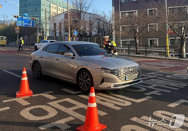 4일 오전 8시 서울 노원구 월계동 신계초등학교 앞에서  스쿨존 등굣길 음주운전 단속이 진행됐다.  ⓒ 뉴스1 소봄이 기자