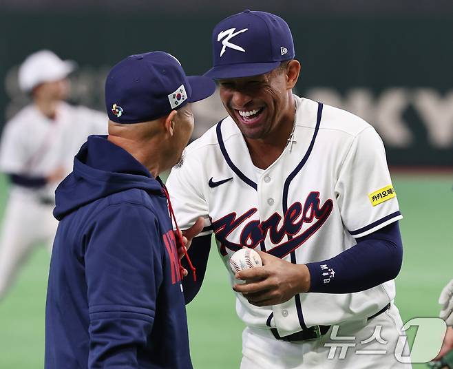 2026 월드베이스볼클래식(WBC) 대한민국 국가대표팀 저마이 존스가 4일 일본 도쿄돔에서 열린 공식훈련에서 김용일 트레이닝 코치와 웃으며 대화하고 있다. 2026.3.4 ⓒ 뉴스1 구윤성 기자