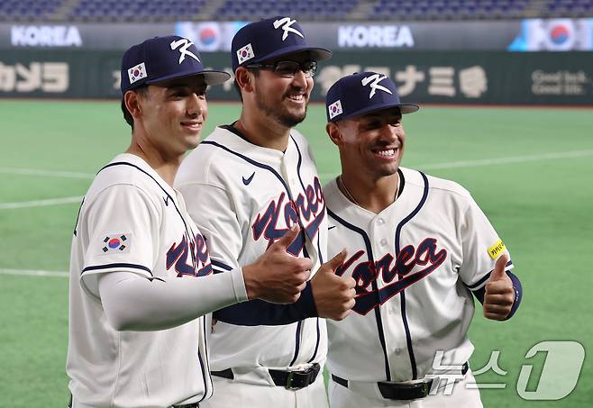 2026 월드베이스볼클래식(WBC) 대한민국 국가대표팀 셰이 위트컴(왼쪽부터), 데인 더닝, 저마이 존스가 4일 일본 도쿄돔에서 공식훈련을 마친 뒤 포즈를 취하고 있다. 2026.3.4 ⓒ 뉴스1 구윤성 기자